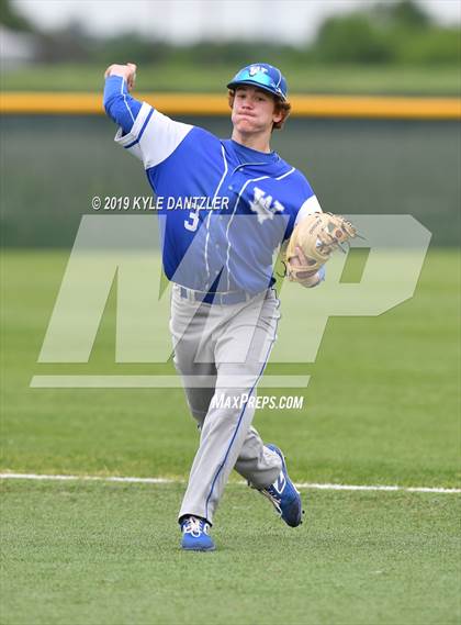 Thumbnail 3 in Celeste vs Windthorst (UIL 2A Region 2 Area Playoff) photogallery.