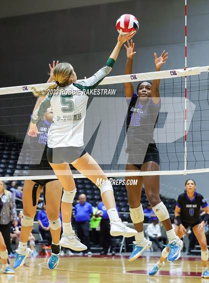 Thumbnail 1 in Grand Oaks vs. Prosper (UIL 6A Volleyball Semifinal) photogallery.