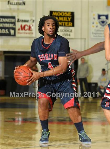Thumbnail 3 in Dublin vs. Salesian (G.I.B.T.) photogallery.
