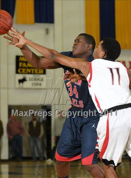 Thumbnail 3 in Dublin vs. Salesian (G.I.B.T.) photogallery.