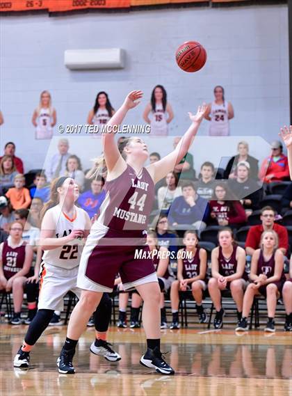 Thumbnail 1 in Lamar vs Perryville (AAA 3A Conderence 2nd Round Playoff) photogallery.