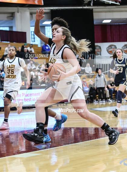 Thumbnail 2 in  St. John-Vianney vs Newington (Spalding Hoophall Classic) photogallery.