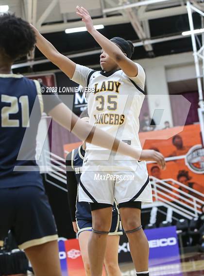 Thumbnail 1 in  St. John-Vianney vs Newington (Spalding Hoophall Classic) photogallery.