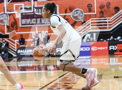 Thumbnail 2 in  St. John-Vianney vs Newington (Spalding Hoophall Classic) photogallery.