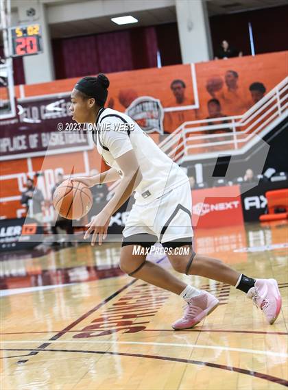 Thumbnail 1 in  St. John-Vianney vs Newington (Spalding Hoophall Classic) photogallery.