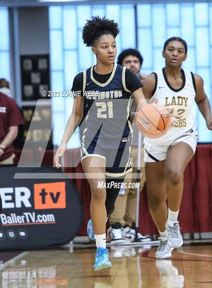 Thumbnail 3 in  St. John-Vianney vs Newington (Spalding Hoophall Classic) photogallery.