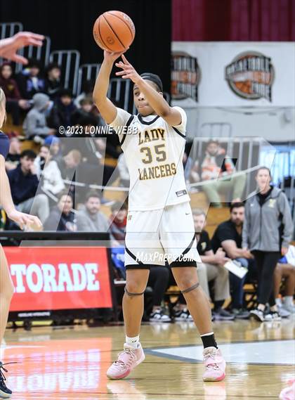 Thumbnail 3 in  St. John-Vianney vs Newington (Spalding Hoophall Classic) photogallery.