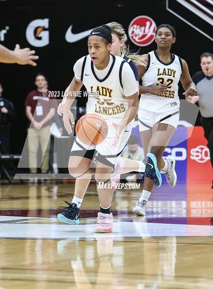Thumbnail 2 in  St. John-Vianney vs Newington (Spalding Hoophall Classic) photogallery.