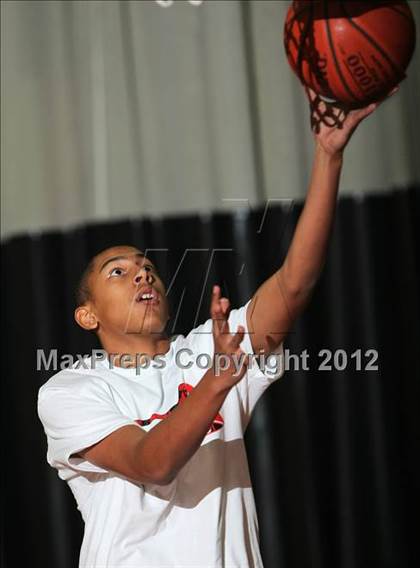 Thumbnail 2 in Central vs. Palm Springs (MaxPreps Holiday Classic) photogallery.