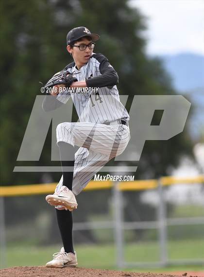 Thumbnail 3 in Jesuit vs. McMinnville photogallery.
