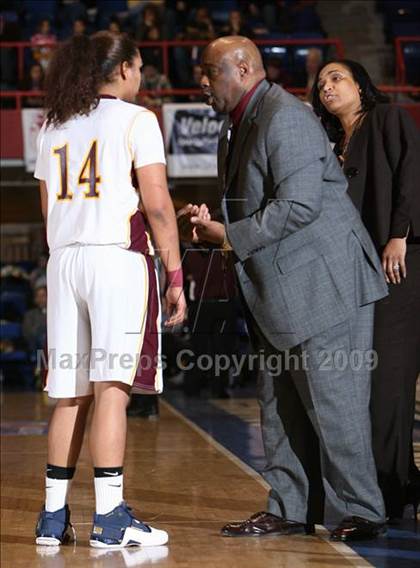 Thumbnail 3 in Mt. Vernon vs. Ossining (Section 1 AA Final) photogallery.