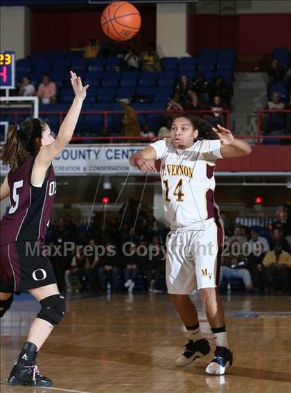 Thumbnail 1 in Mt. Vernon vs. Ossining (Section 1 AA Final) photogallery.