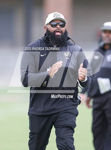 Thumbnail 3 in Randle vs. Bastrop (UIL 5A D2 Football Region 3 Regional) photogallery.