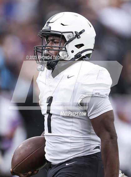 Thumbnail 2 in Randle vs. Bastrop (UIL 5A D2 Football Region 3 Regional) photogallery.