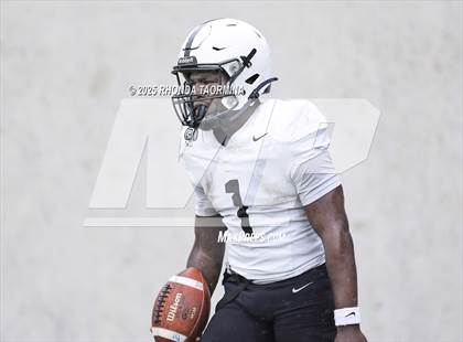 Thumbnail 2 in Randle vs. Bastrop (UIL 5A D2 Football Region 3 Regional) photogallery.