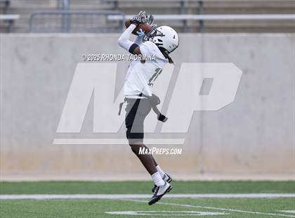 Thumbnail 2 in Randle vs. Bastrop (UIL 5A D2 Football Region 3 Regional) photogallery.
