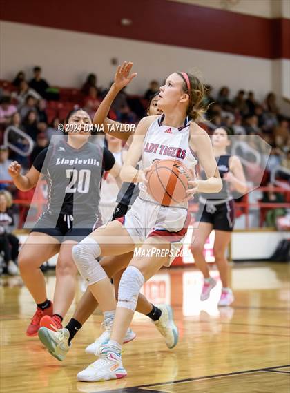 Thumbnail 3 in Hico vs Lingleville (Hico Tournament) photogallery.