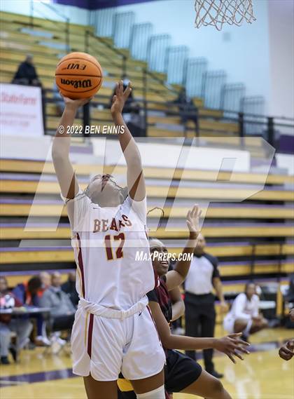 Thumbnail 1 in Holy Innocents Episcopal vs Forest Park (J-4 MLK Holiday Classic) photogallery.