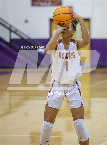Thumbnail 2 in Holy Innocents Episcopal vs Forest Park (J-4 MLK Holiday Classic) photogallery.