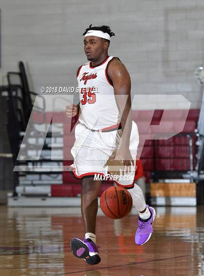 Thumbnail 3 in Buchanan vs. Lincoln (Trojan Christmas Classic) photogallery.