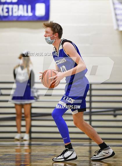 Thumbnail 2 in Englewood vs. Resurrection Christian (CHSAA 3A Sweet 16) photogallery.