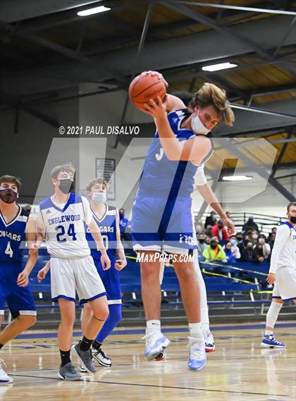 Thumbnail 3 in Englewood vs. Resurrection Christian (CHSAA 3A Sweet 16) photogallery.