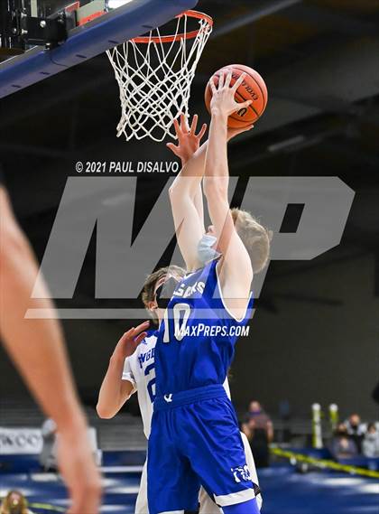 Thumbnail 2 in Englewood vs. Resurrection Christian (CHSAA 3A Sweet 16) photogallery.