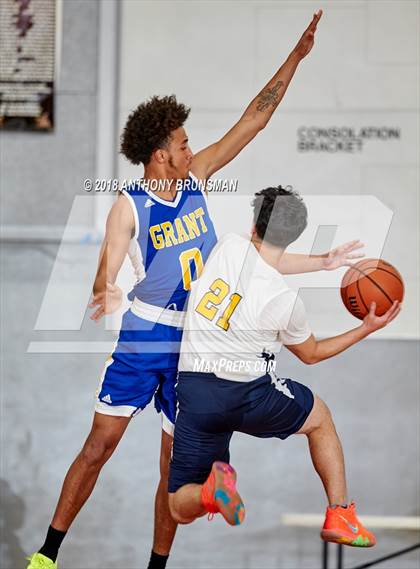 Thumbnail 2 in Grant vs. Inderkum (Cordova Christmas Classic) photogallery.