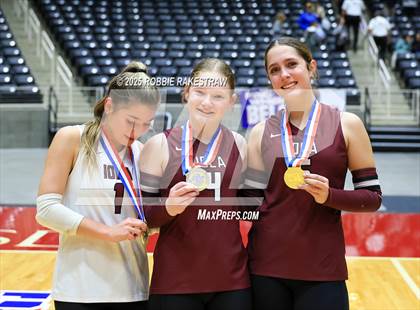 Thumbnail 2 in Iola vs. Crawford (UIL 2A D2 Volleyball Final Medal Ceremony) photogallery.