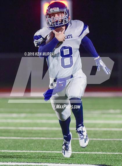 Thumbnail 2 in Tomball Memorial vs Magnolia photogallery.