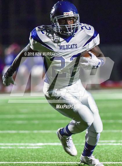 Thumbnail 2 in Tomball Memorial vs Magnolia photogallery.