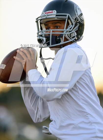 Thumbnail 3 in Tomball Memorial vs Magnolia photogallery.