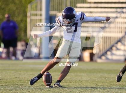 Thumbnail 3 in Valencia vs Bishop Amat photogallery.