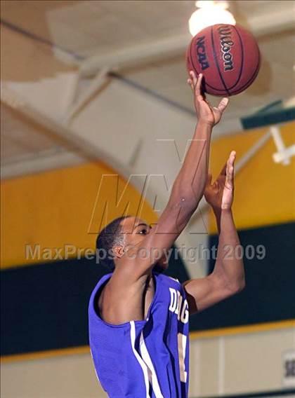 Thumbnail 3 in Sacramento vs. Sheldon (Hoops Classic 2009) photogallery.