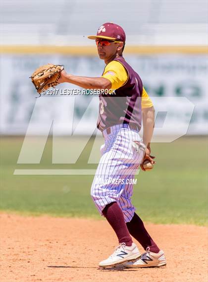 Thumbnail 2 in Harlandale @ King (UIL 5A Bi-district Playoffs) photogallery.