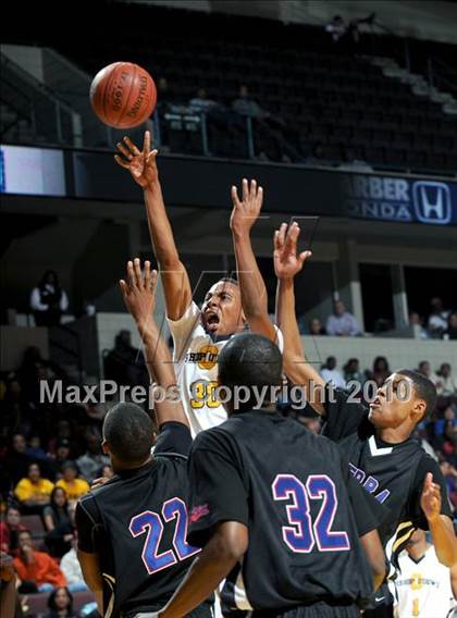 Thumbnail 1 in Bishop O'Dowd vs. Serra (CIF State D3 Final) photogallery.