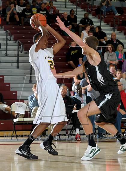 Thumbnail 2 in Columbia Christian vs. Jackson (MaxPreps Holiday Classic) photogallery.