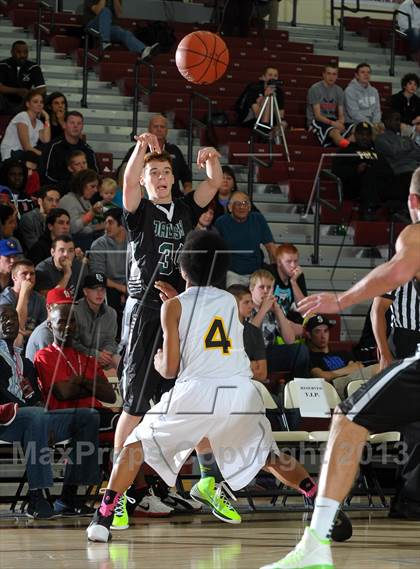 Thumbnail 1 in Columbia Christian vs. Jackson (MaxPreps Holiday Classic) photogallery.