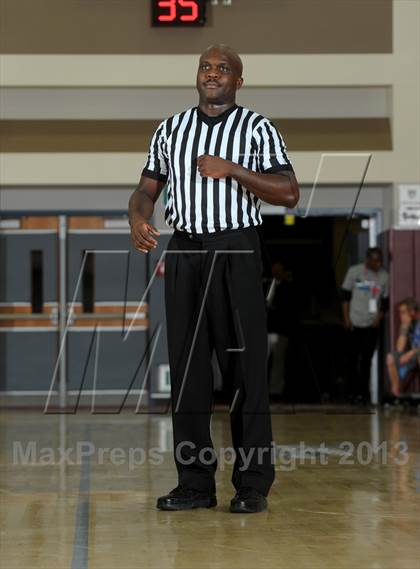 Thumbnail 3 in Columbia Christian vs. Jackson (MaxPreps Holiday Classic) photogallery.