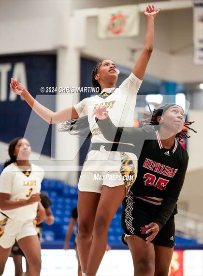 Thumbnail 3 in Hephzibah vs Evans (100 Black Men of Augusta Thanksgiving Classic) photogallery.
