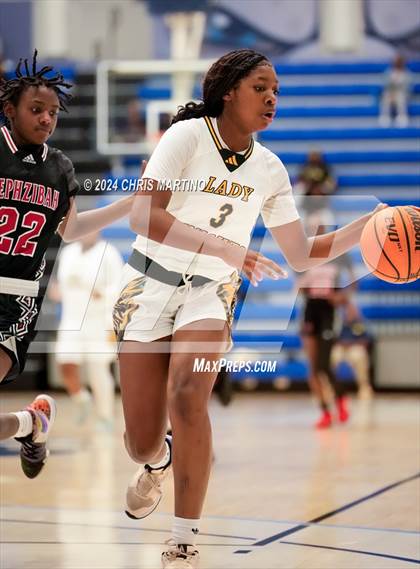 Thumbnail 2 in Hephzibah vs Evans (100 Black Men of Augusta Thanksgiving Classic) photogallery.