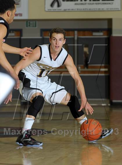 Thumbnail 2 in Calabasas vs. Etiwanda (MaxPreps Holiday Classic) photogallery.