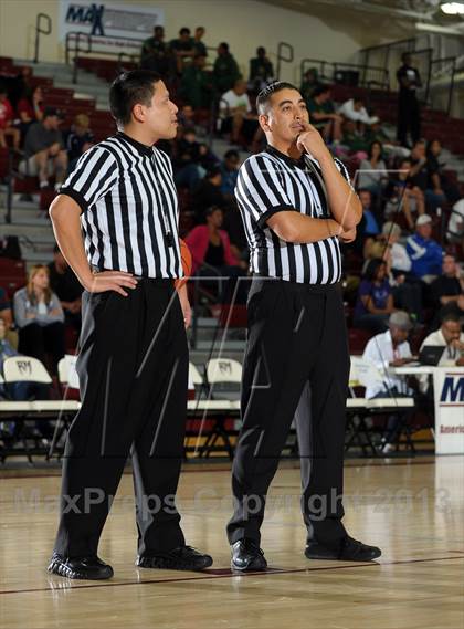 Thumbnail 2 in Calabasas vs. Etiwanda (MaxPreps Holiday Classic) photogallery.