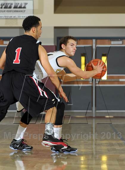 Thumbnail 3 in Calabasas vs. Etiwanda (MaxPreps Holiday Classic) photogallery.