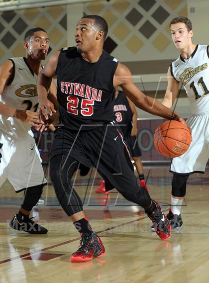 Thumbnail 3 in Calabasas vs. Etiwanda (MaxPreps Holiday Classic) photogallery.