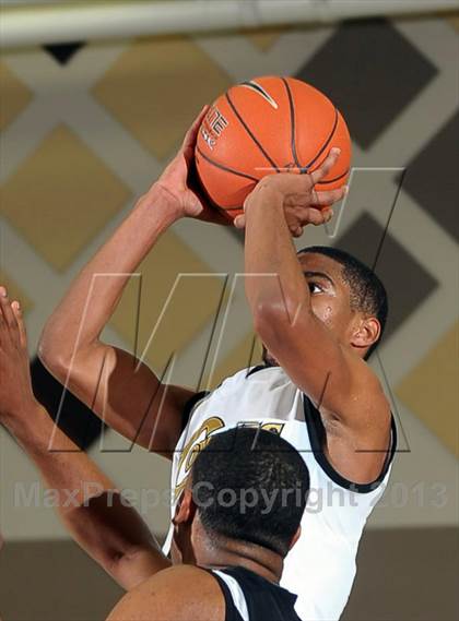 Thumbnail 1 in Calabasas vs. Etiwanda (MaxPreps Holiday Classic) photogallery.