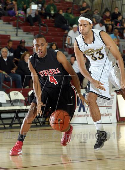 Thumbnail 3 in Calabasas vs. Etiwanda (MaxPreps Holiday Classic) photogallery.