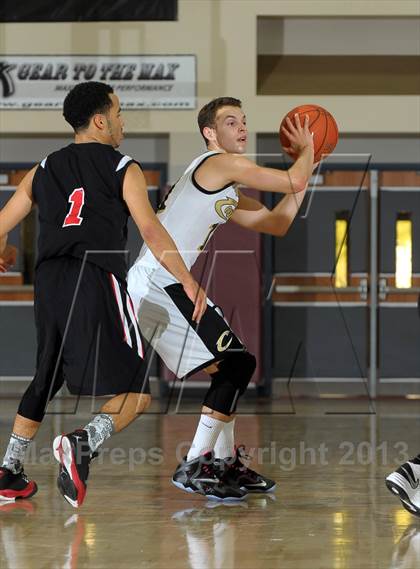 Thumbnail 1 in Calabasas vs. Etiwanda (MaxPreps Holiday Classic) photogallery.