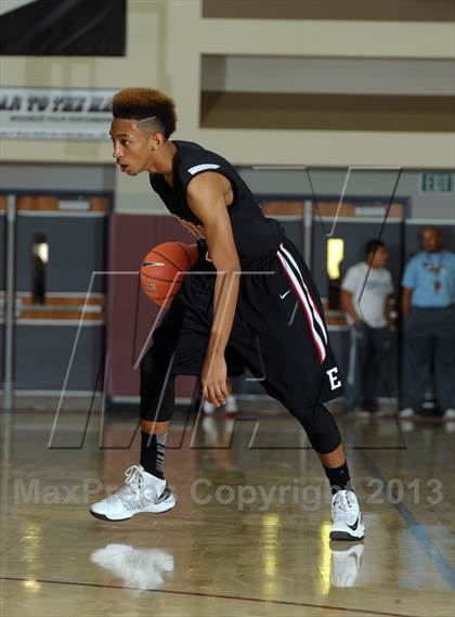 Thumbnail 3 in Calabasas vs. Etiwanda (MaxPreps Holiday Classic) photogallery.