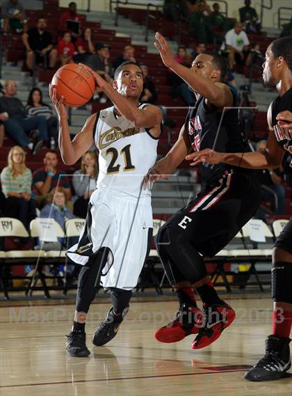 Thumbnail 3 in Calabasas vs. Etiwanda (MaxPreps Holiday Classic) photogallery.